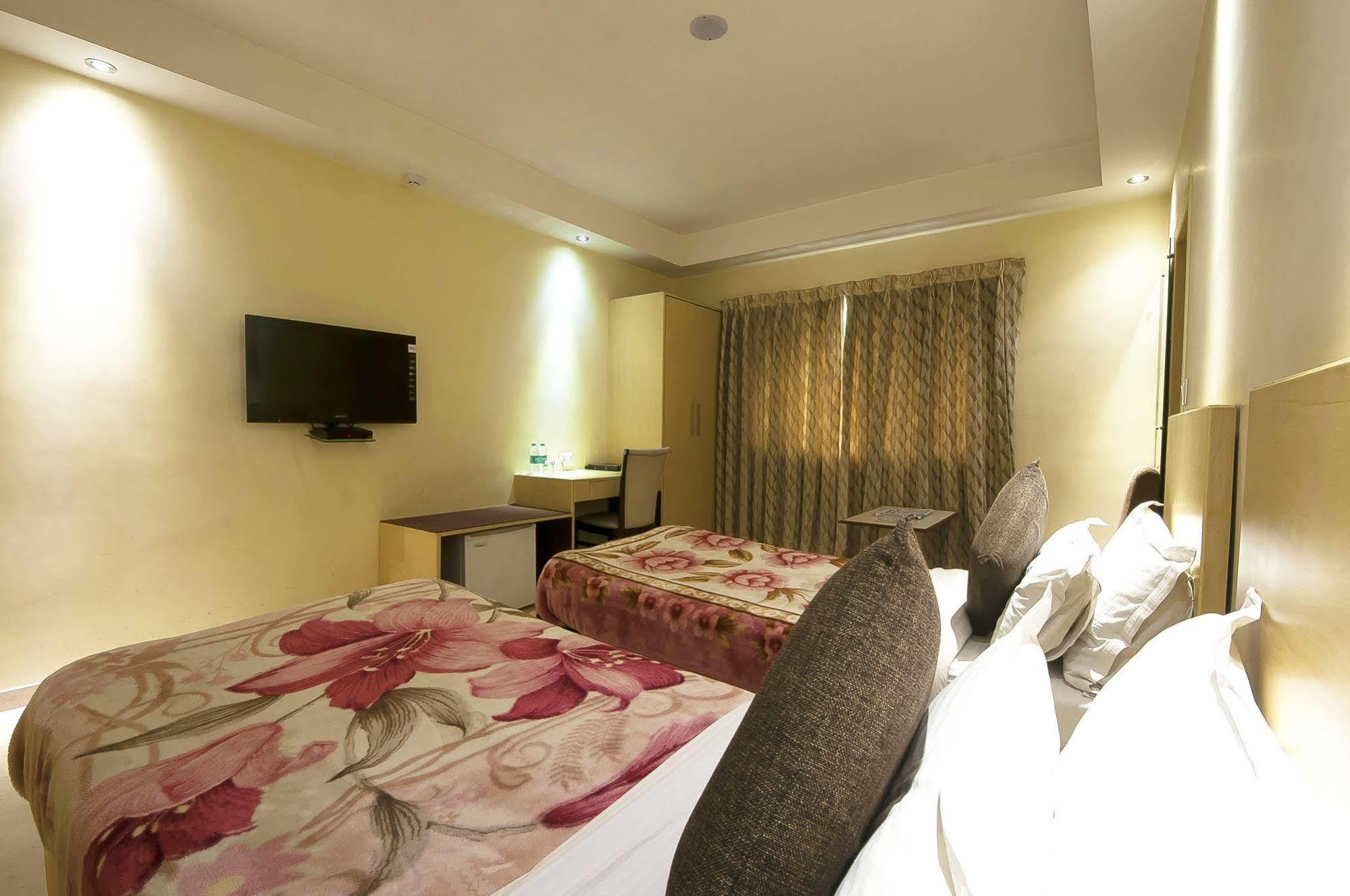 Mayur Hotel Neu-Delhi Exterior foto