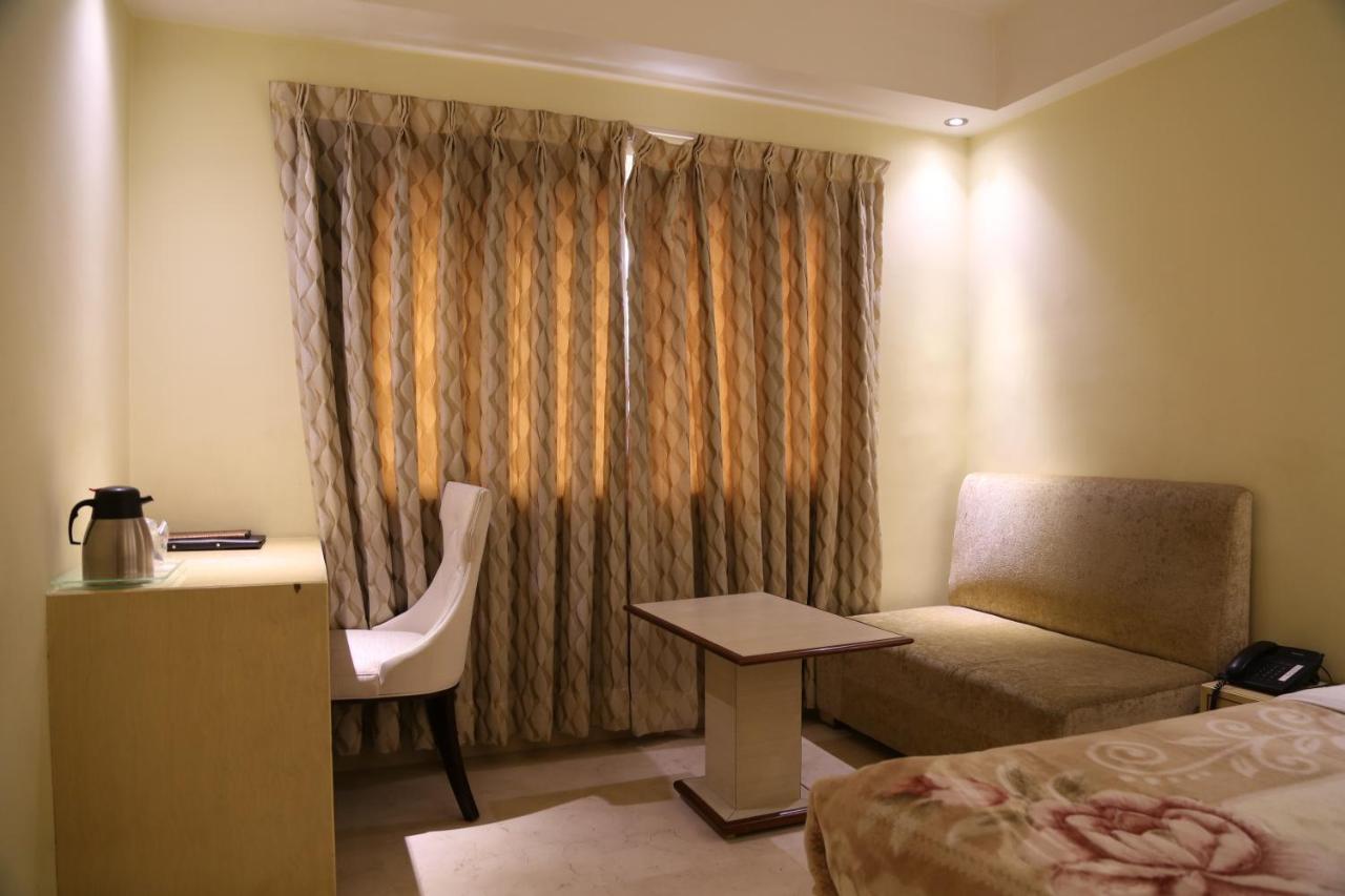 Mayur Hotel Neu-Delhi Exterior foto